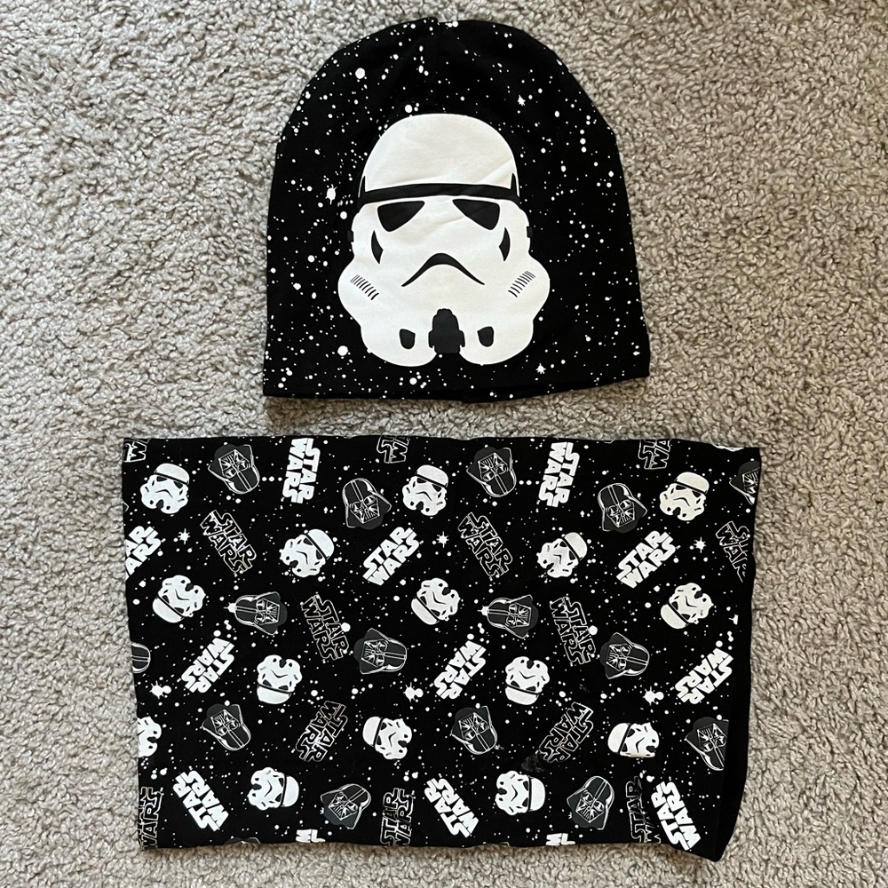 Gorgeous Star Wars infinity scarf and beanie